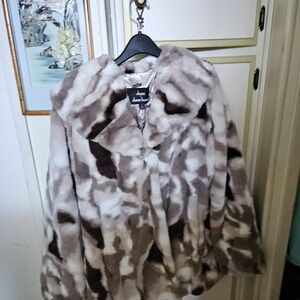 Chic Faux Fur Coat in Brown and Cream